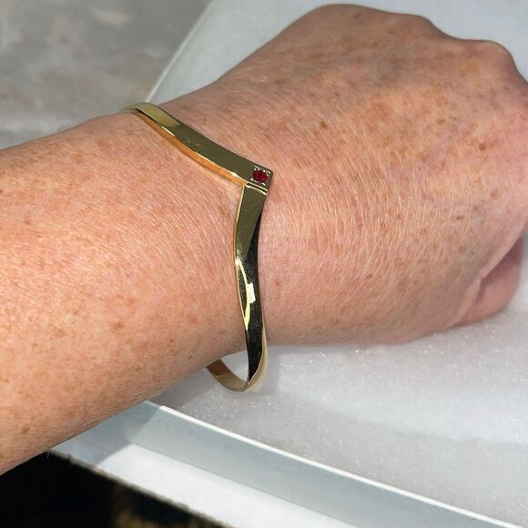 Avon gold tone V shaped cuff bracelet with faux ruby or garnet. Large - Picture 7 of 8